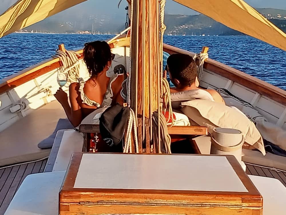 En heldag av magi i Saint-Florent på en segelbåt
