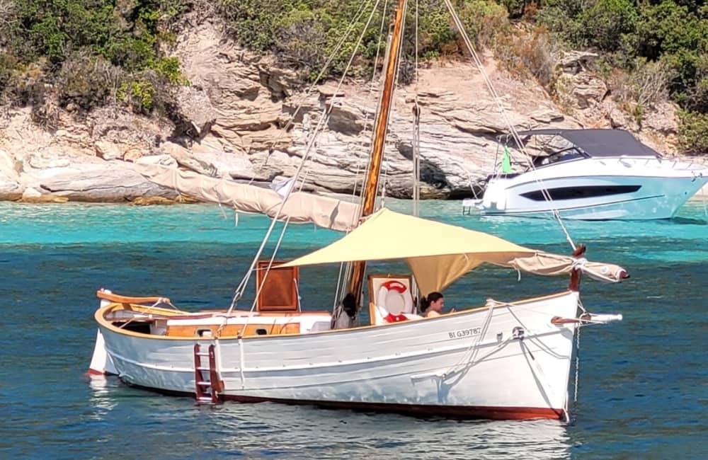 En heldag av magi i Saint-Florent på en segelbåt