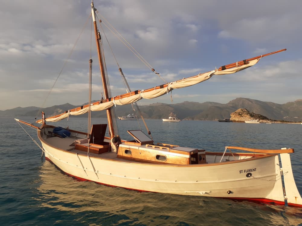 En heldag av magi i Saint-Florent på en segelbåt