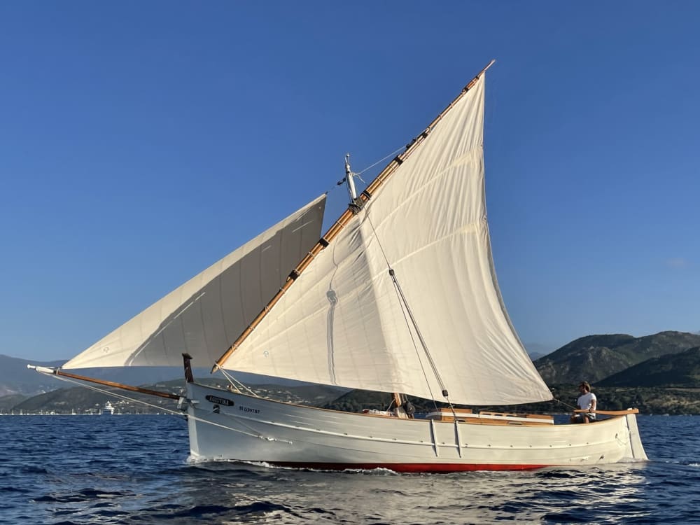 En heldag av magi i Saint-Florent på en segelbåt