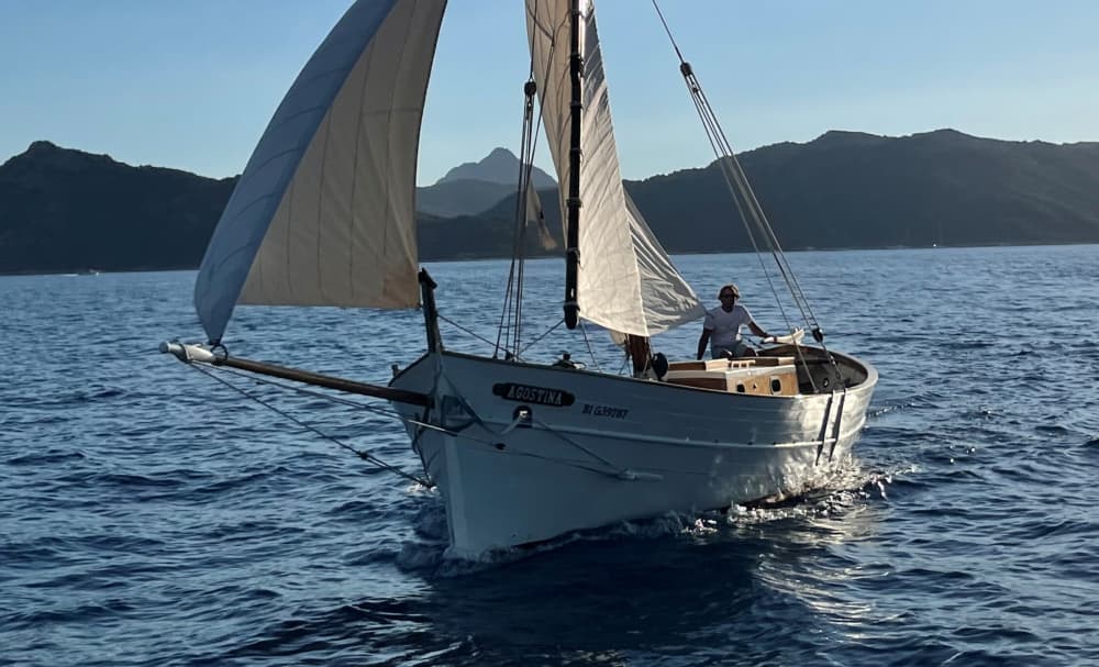 En heldag av magi i Saint-Florent på en segelbåt