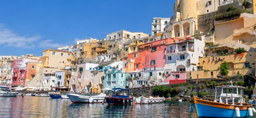 Upptäck den magiska ön Procida med dess romantiska och färgglada hamnstad Corricella.