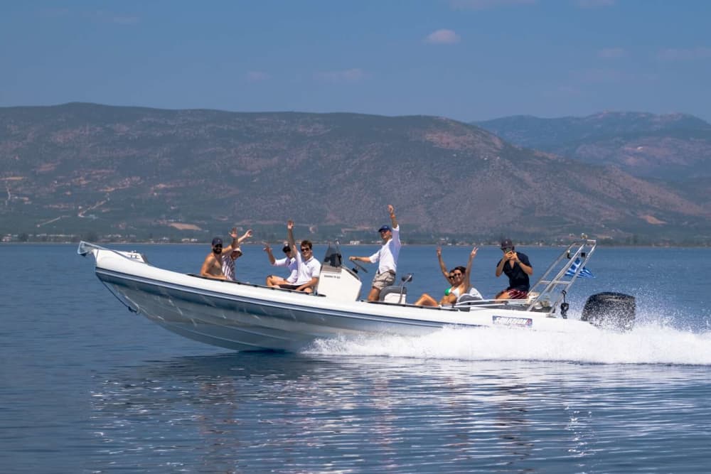 Erkunden Sie den Hafen von Nafplio mit dem Boot: Ein ganzer Tag auf dem Wasser an Bord eines Motorboots