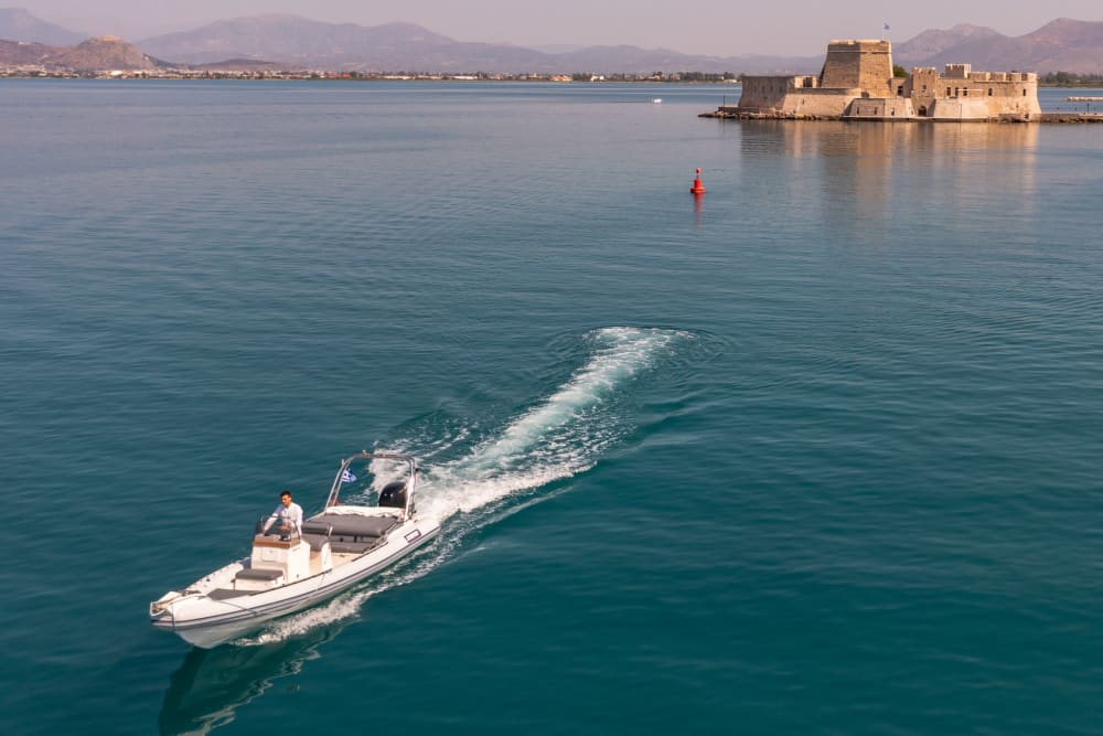 Erkunden Sie den Hafen von Nafplio mit dem Boot: Ein ganzer Tag auf dem Wasser an Bord eines Motorboots