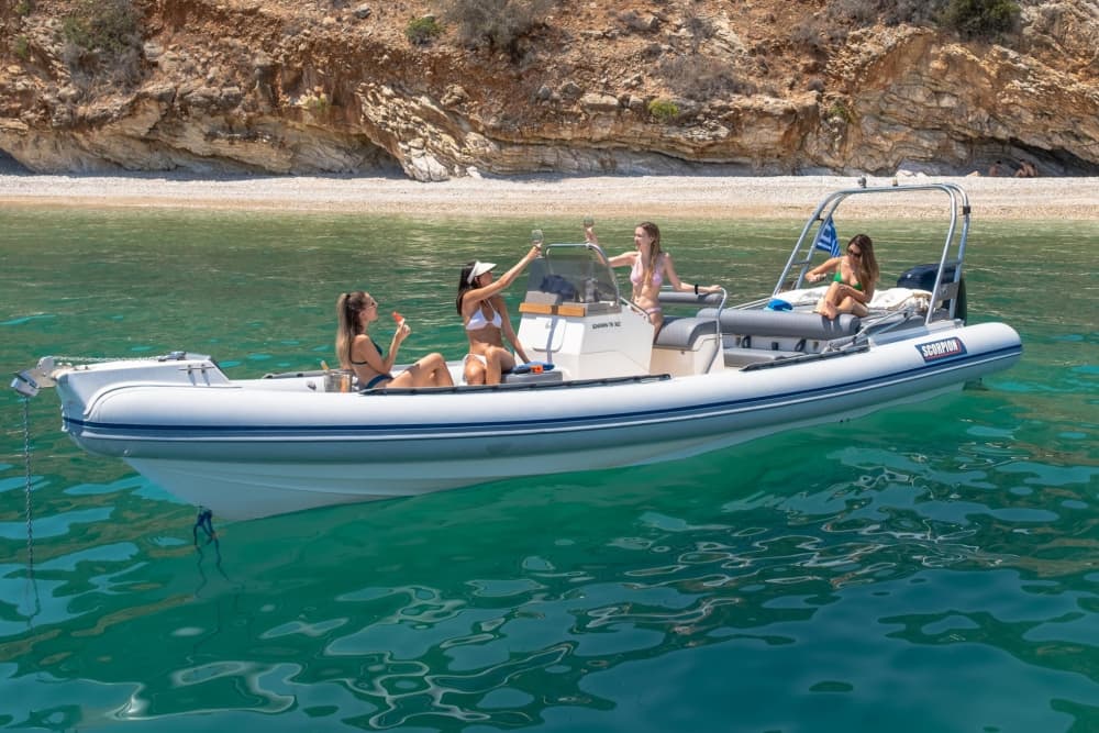 Erkunden Sie den Hafen von Nafplio mit dem Boot: Ein ganzer Tag auf dem Wasser an Bord eines Motorboots