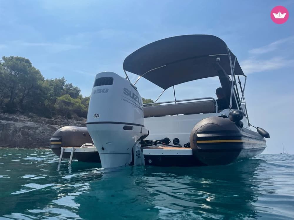 Wycieczka do Błękitnej Jaskini i Wysp Paklińskich z głównego portu miasta Hvar.