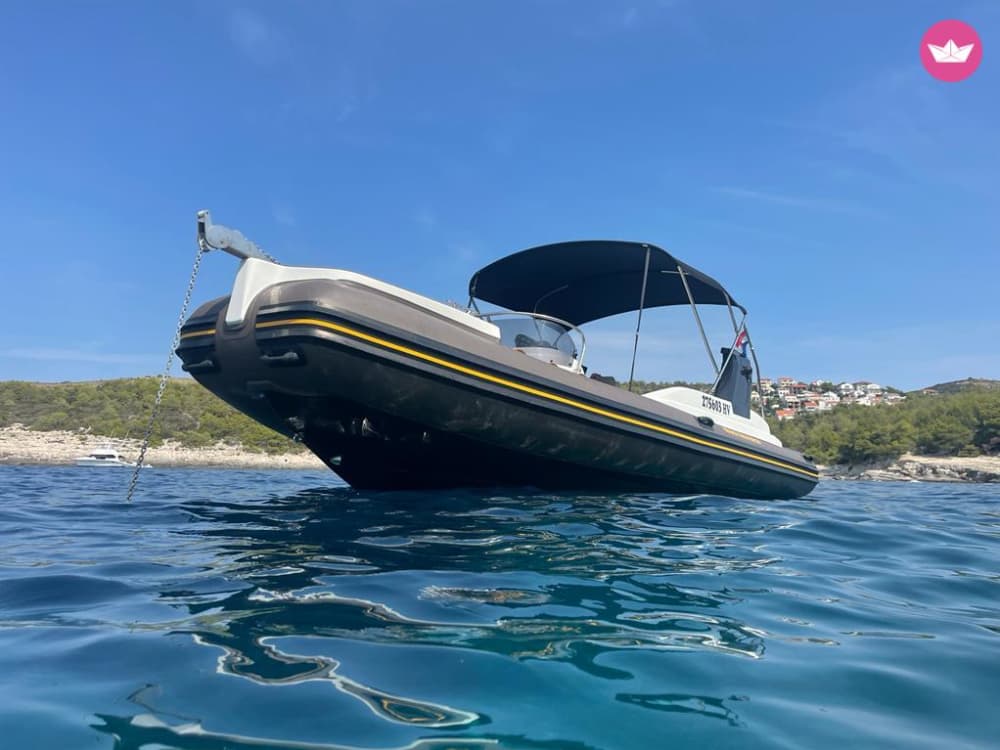 Wycieczka do Błękitnej Jaskini i Wysp Paklińskich z głównego portu miasta Hvar.