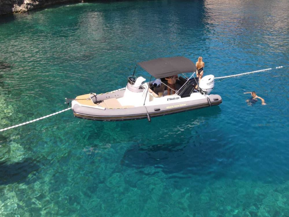 Wycieczka do Błękitnej Jaskini i Wysp Paklińskich z głównego portu miasta Hvar.