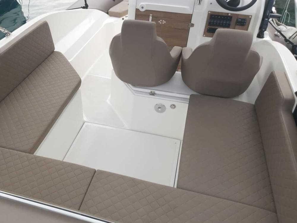 Wycieczka do Błękitnej Jaskini i Wysp Paklińskich z głównego portu miasta Hvar.