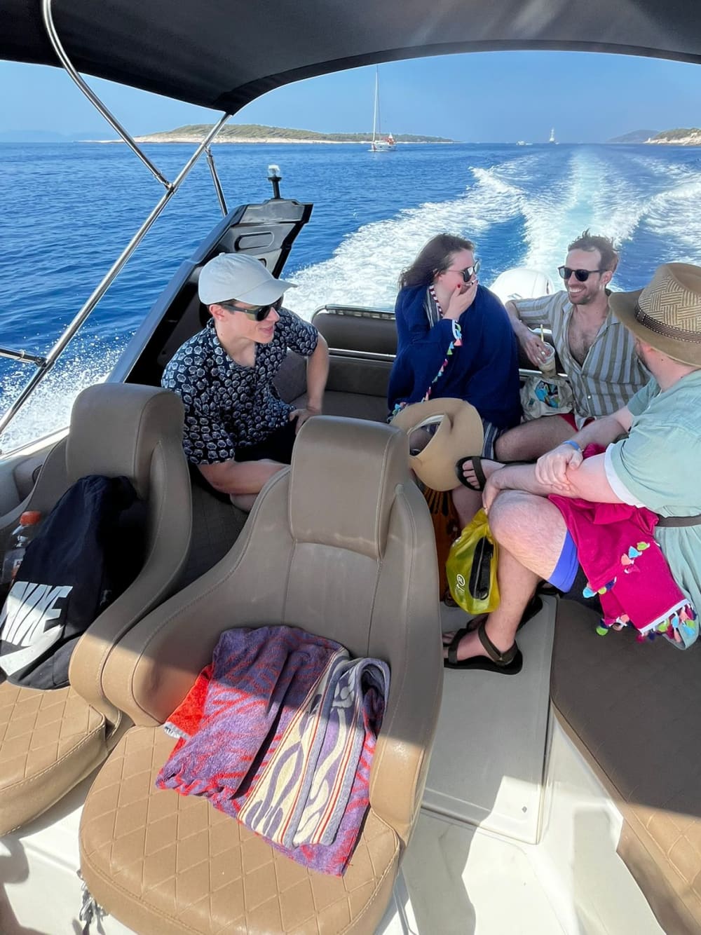 Rote Felsen und Pakleni-Insel: Tagestour: Entdecken Sie Hvars schönste Strände und verborgene Schätze
Ab dem Hafen Hvar