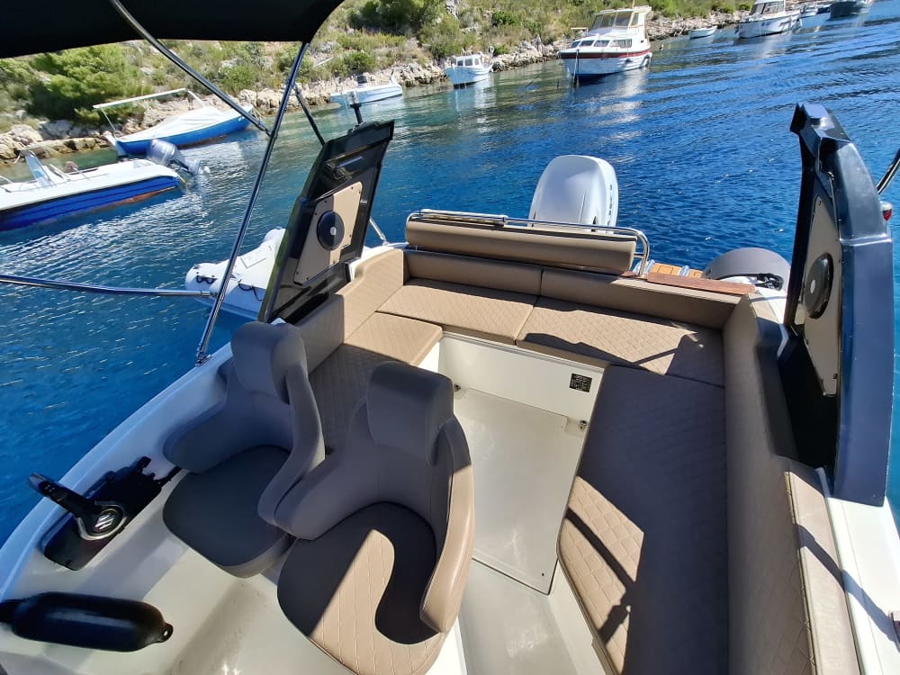 Rote Felsen und Pakleni-Insel: Tagestour: Entdecken Sie Hvars schönste Strände und verborgene Schätze
Ab dem Hafen Hvar