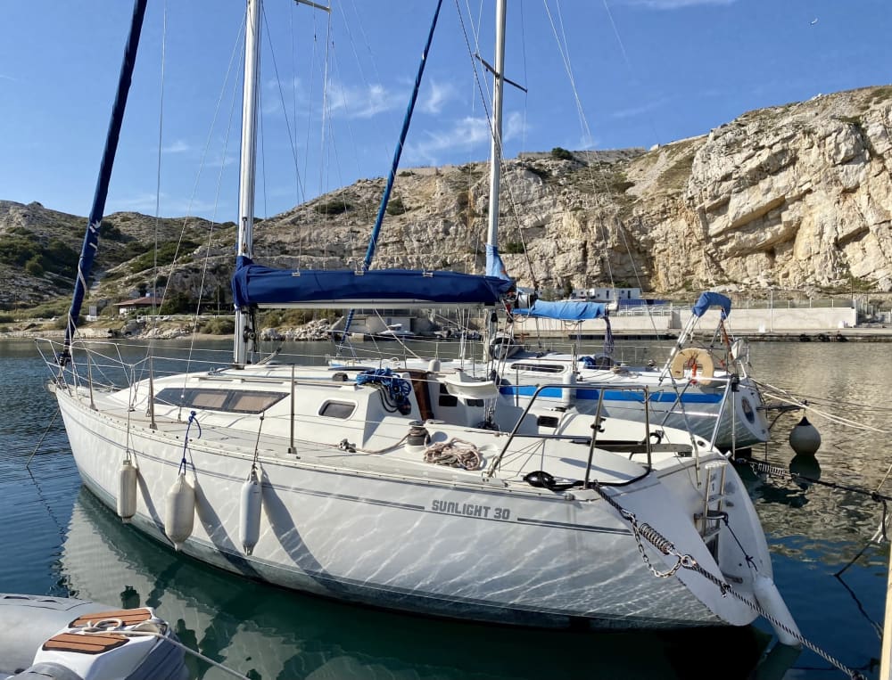 A day exploring the Calanques National Park by sailboat