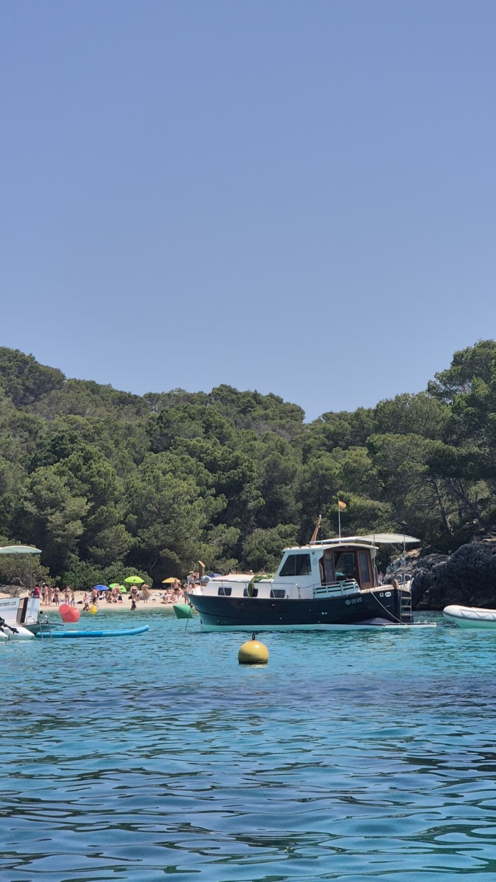 Goditi il sole con un'escursione in barca di 8 ore a Cala Galdana.