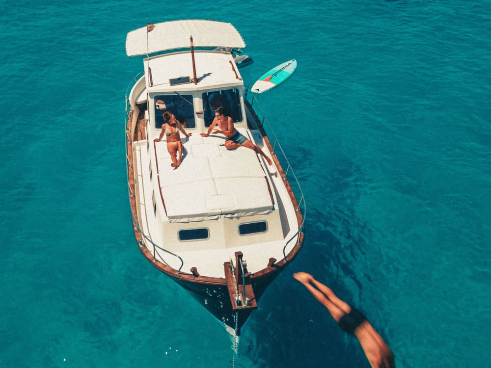 Goditi il sole con un'escursione in barca di 8 ore a Cala Galdana.