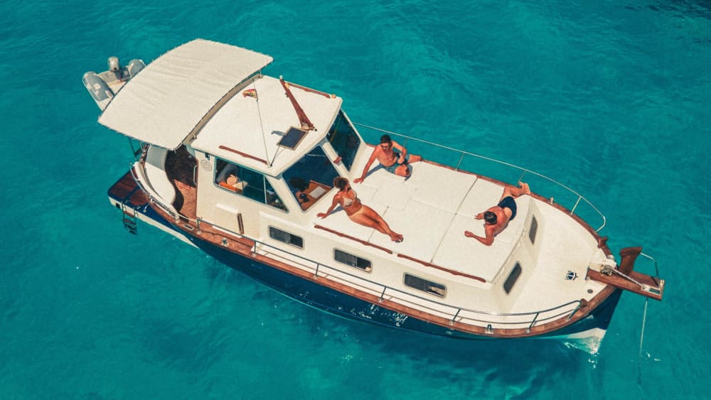 Goditi il sole con un'escursione in barca di 8 ore a Cala Galdana.