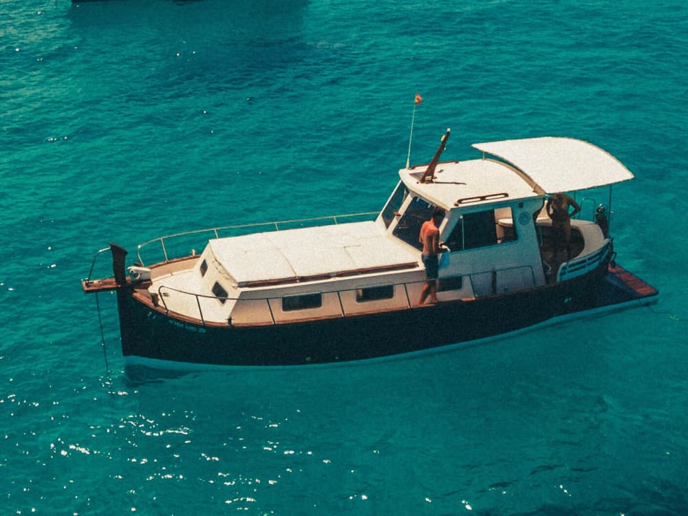 Goditi il sole con un'escursione in barca di 8 ore a Cala Galdana.