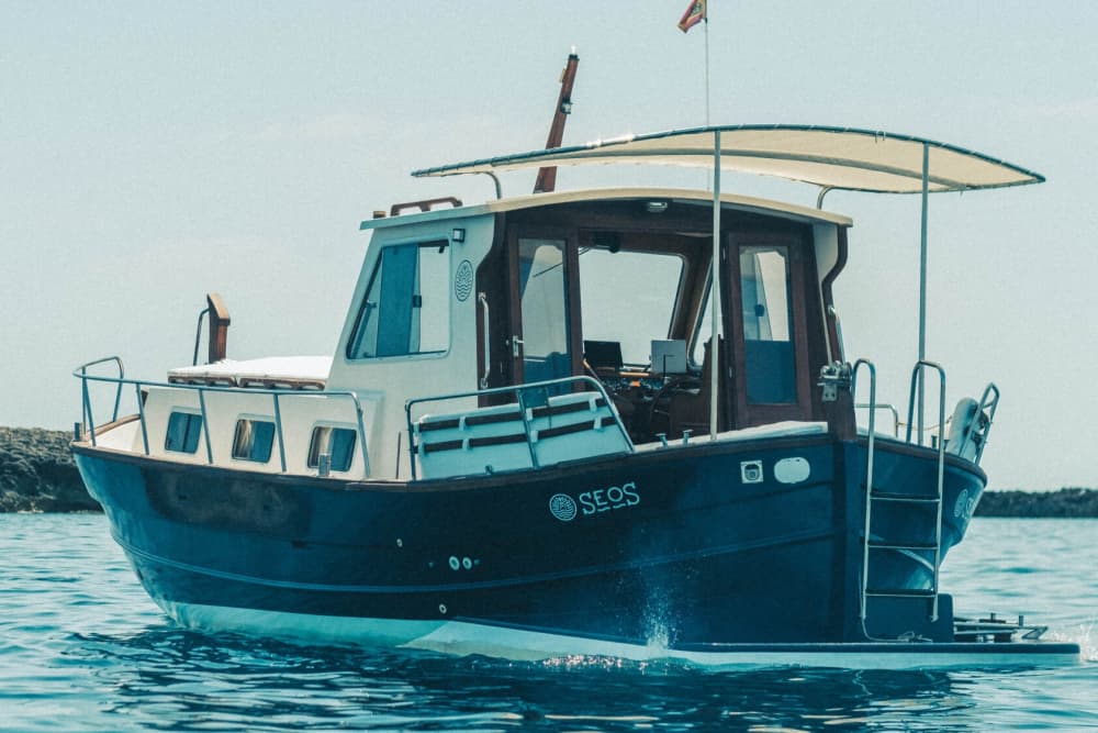Goditi il sole con un'escursione in barca di 8 ore a Cala Galdana.