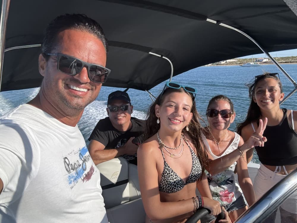 Scopri Faro con un'escursione in motoscafo di un'intera giornata.