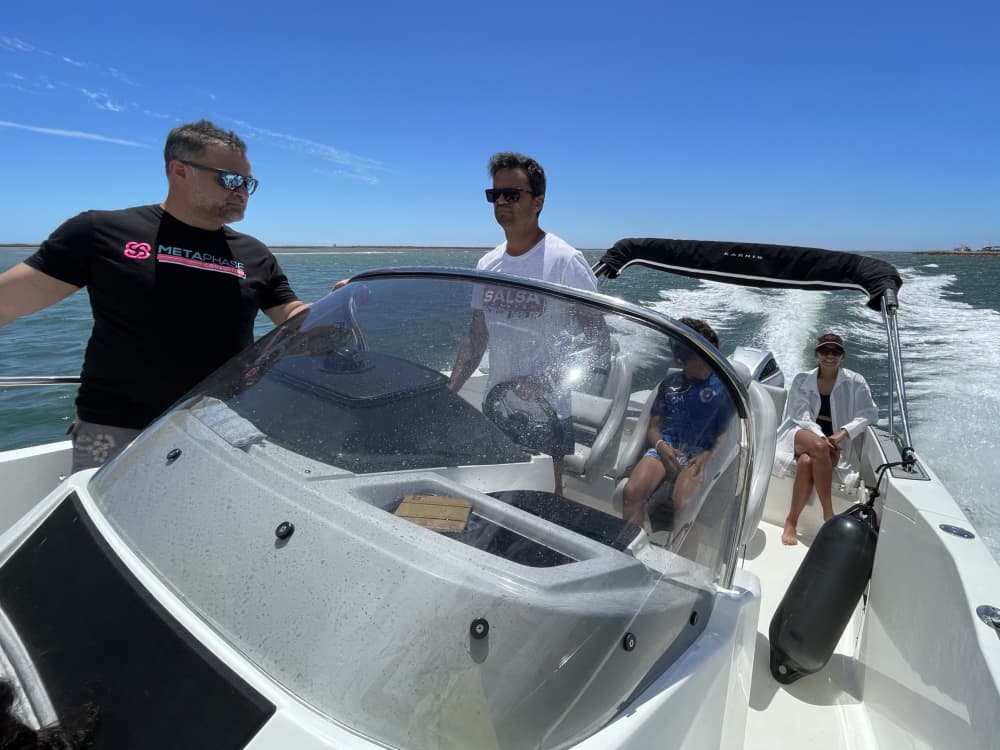 Scopri Faro con un'escursione in motoscafo di un'intera giornata.