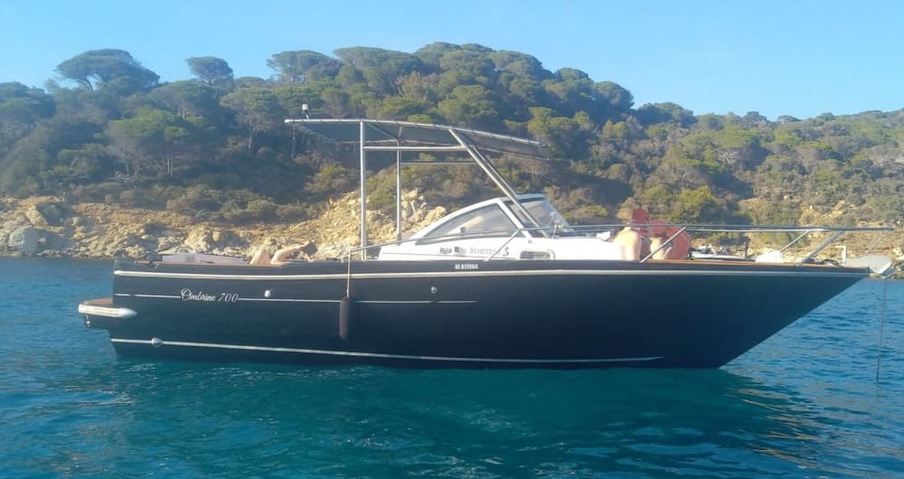 8 saat boyunca motorlu teknede Cavalaire-sur-Mer'i keşfedin