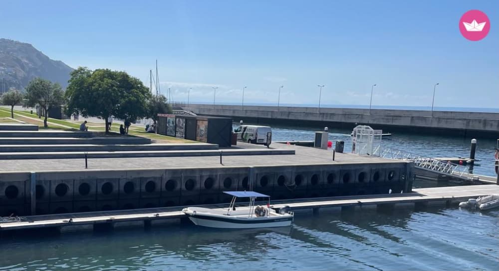 Horizonte Dourado: Navegação ao Pôr do Sol saindo do Funchal