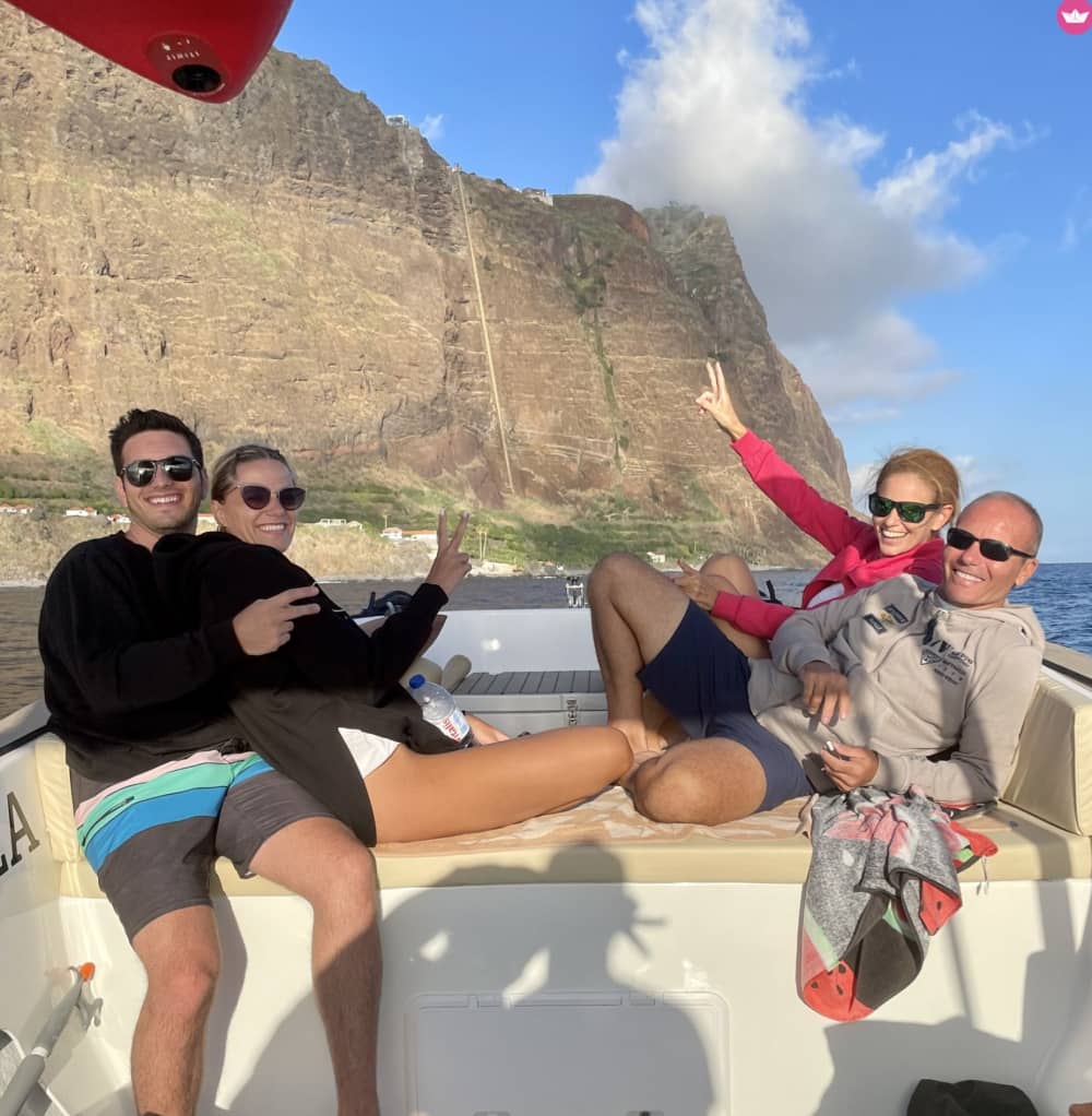 Horizonte Dourado: Navegação ao Pôr do Sol saindo do Funchal