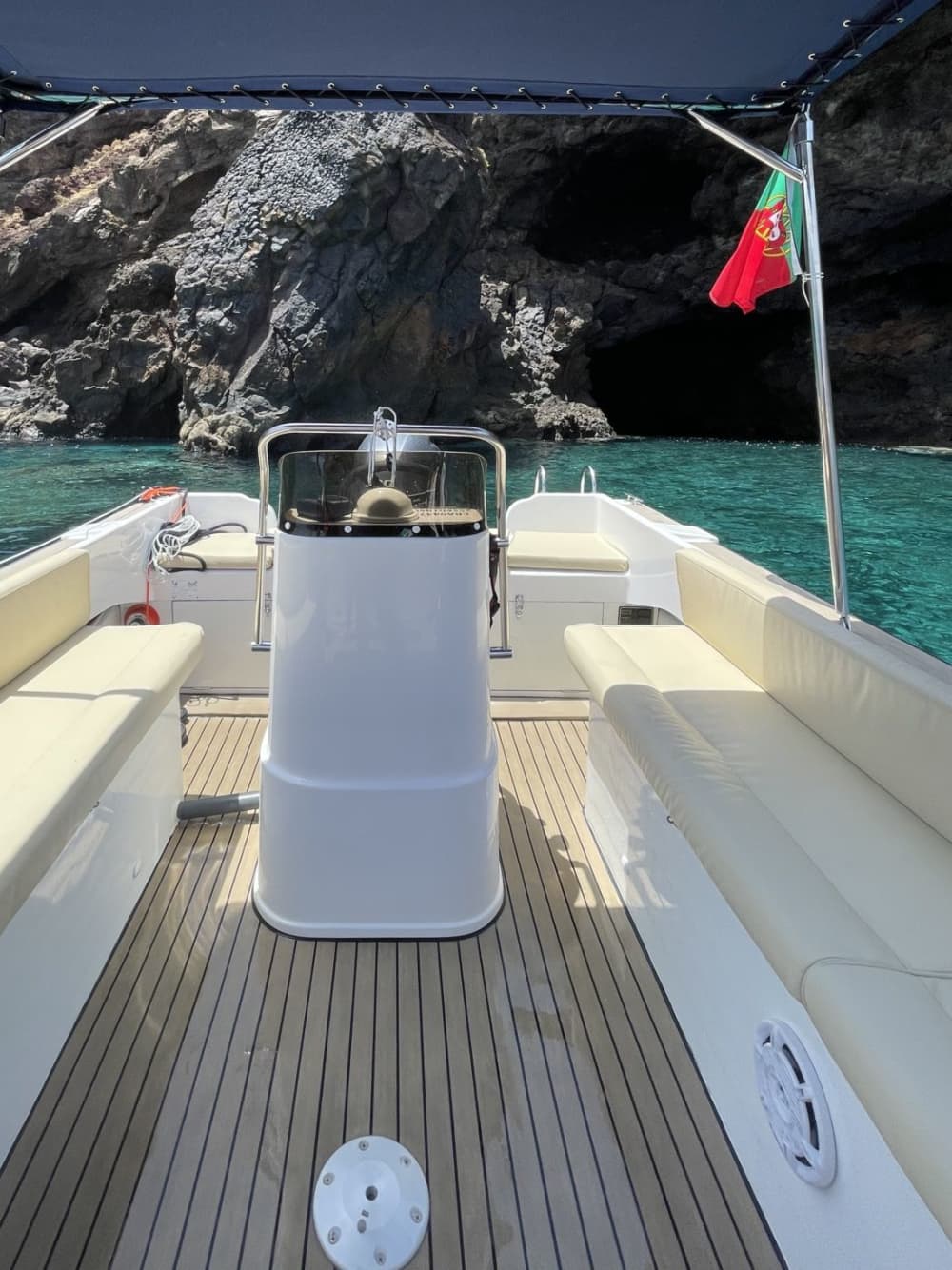 Horizonte Dourado: Navegação ao Pôr do Sol saindo do Funchal