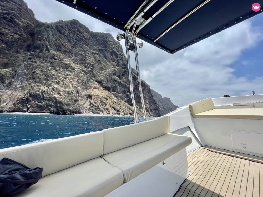 Horizonte Dourado: Navegação ao Pôr do Sol saindo do Funchal