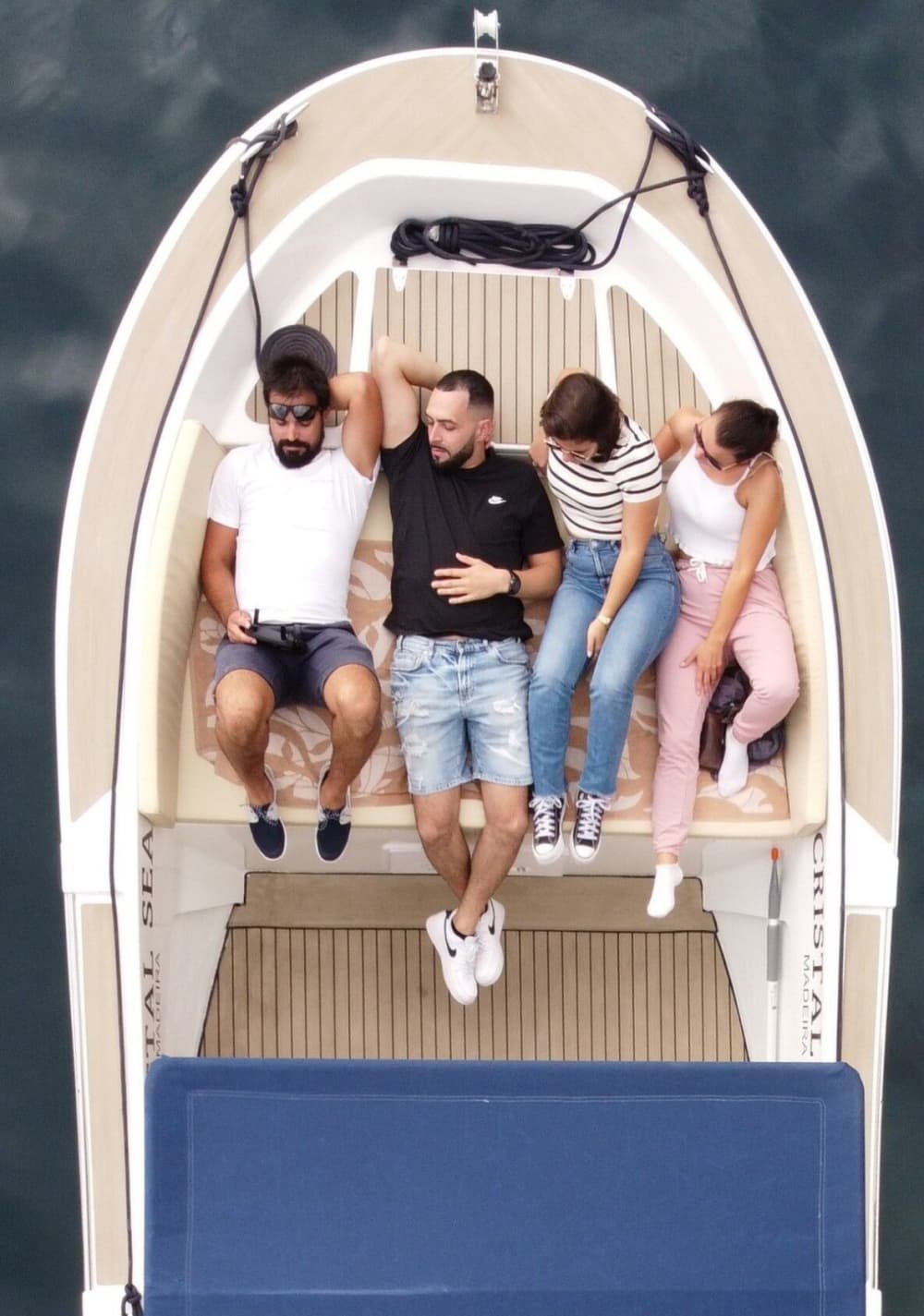 Horizonte Dourado: Navegação ao Pôr do Sol saindo do Funchal