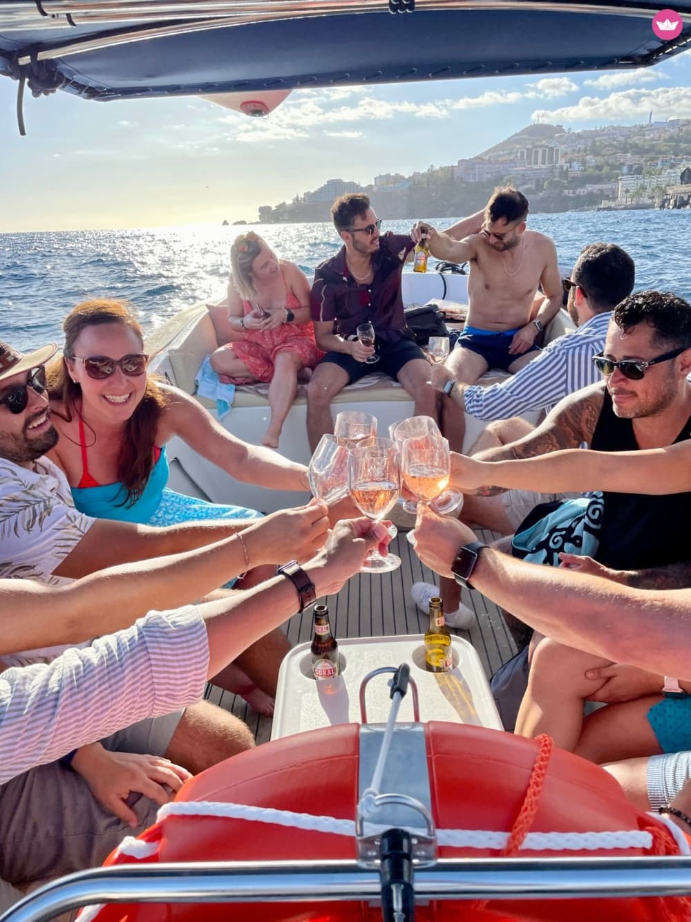 Horizonte Dourado: Navegação ao Pôr do Sol saindo do Funchal