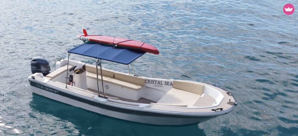 Horizonte Dourado: Navegação ao Pôr do Sol saindo do Funchal