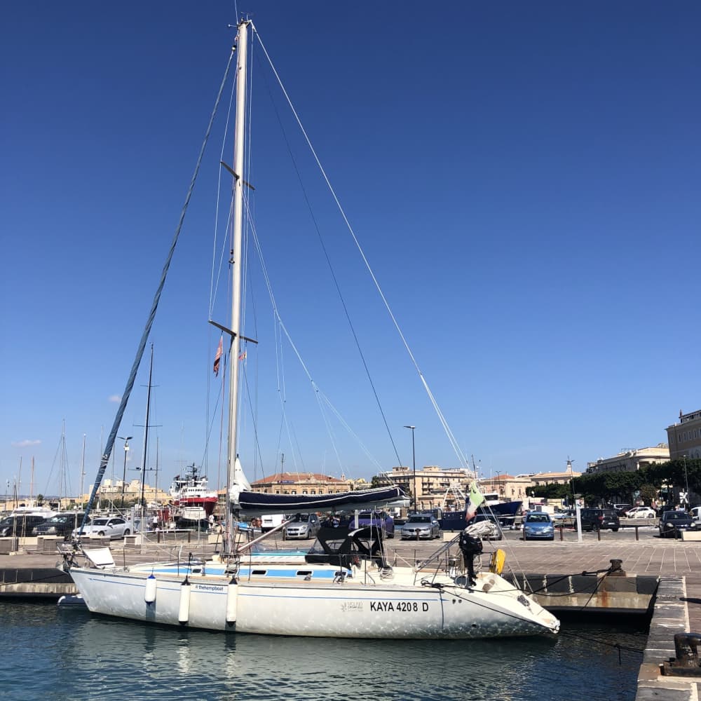 Passez 8h30 à naviguer autour de Milazzo en voilier.