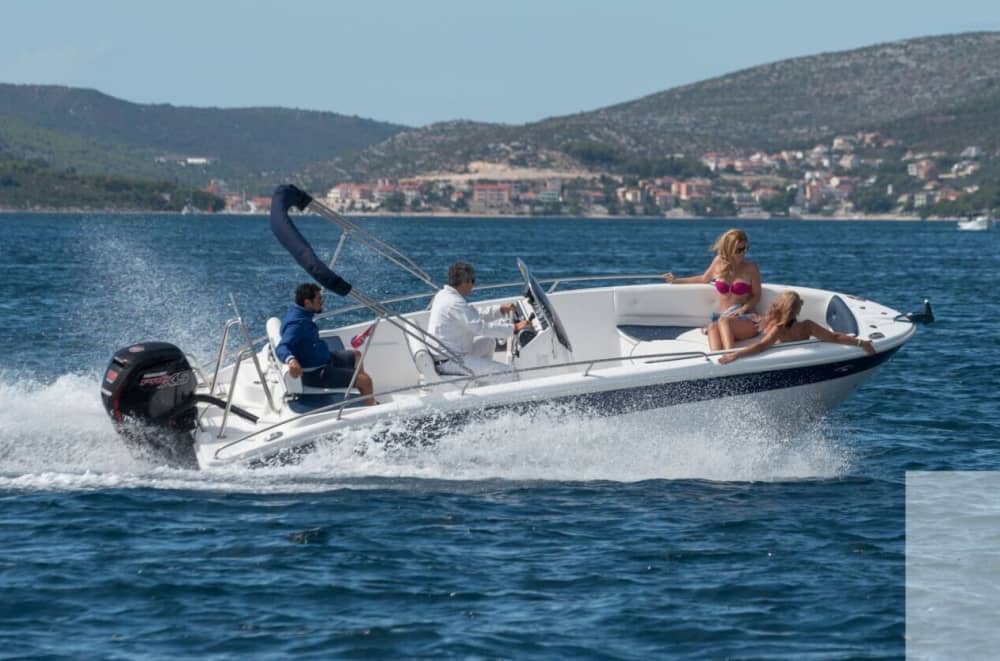 Njut av solen på en båttur på 8:30 i Rab