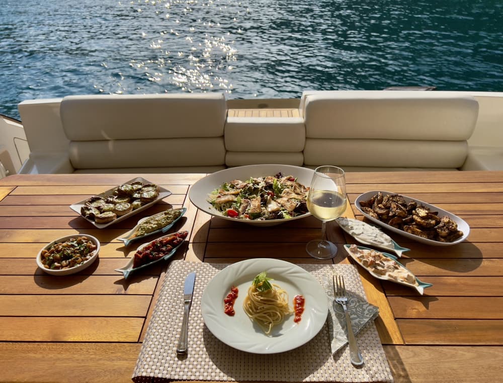 La tua esperienza privata a Kemer: una giornata esclusiva a bordo di uno yacht a motore.