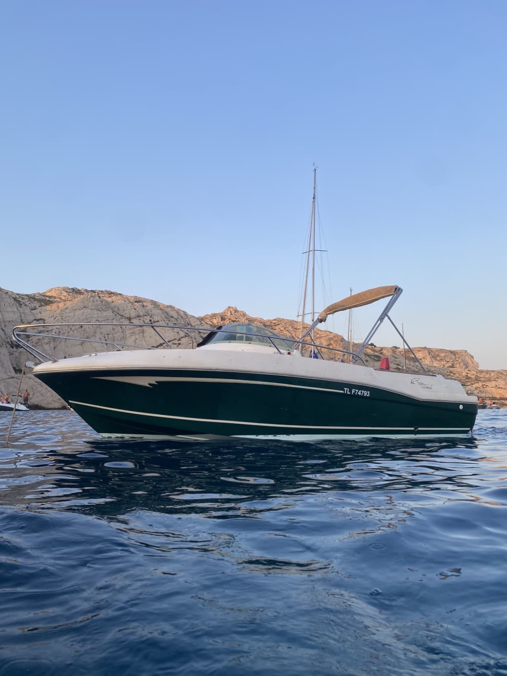 Explorez Marseille en une demi-journée : louez un bateau à moteur pour 3 h