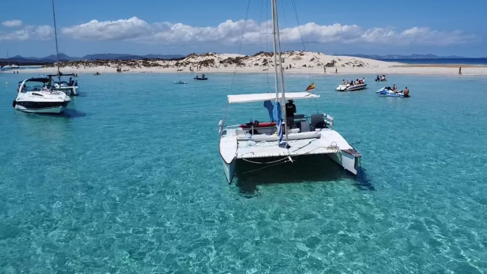 Formentera al ritmo del mare: giornata intera su un catamarano privato