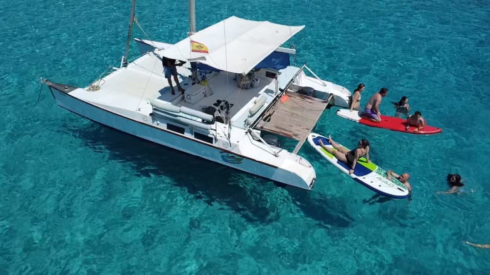 Scopri Formentera dal mare: fuga in catamarano