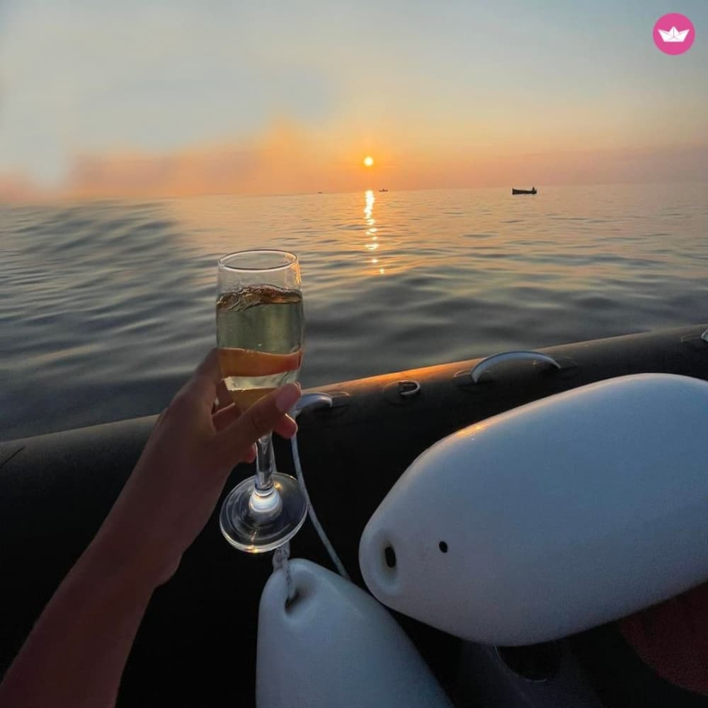Paseo en barco a Comino al atardecer – Aperitivo en la hora dorada