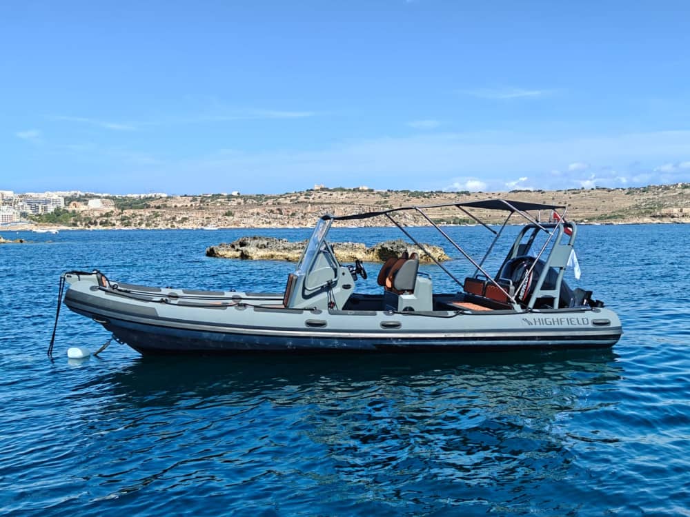Paseo en barco a Comino al atardecer – Aperitivo en la hora dorada