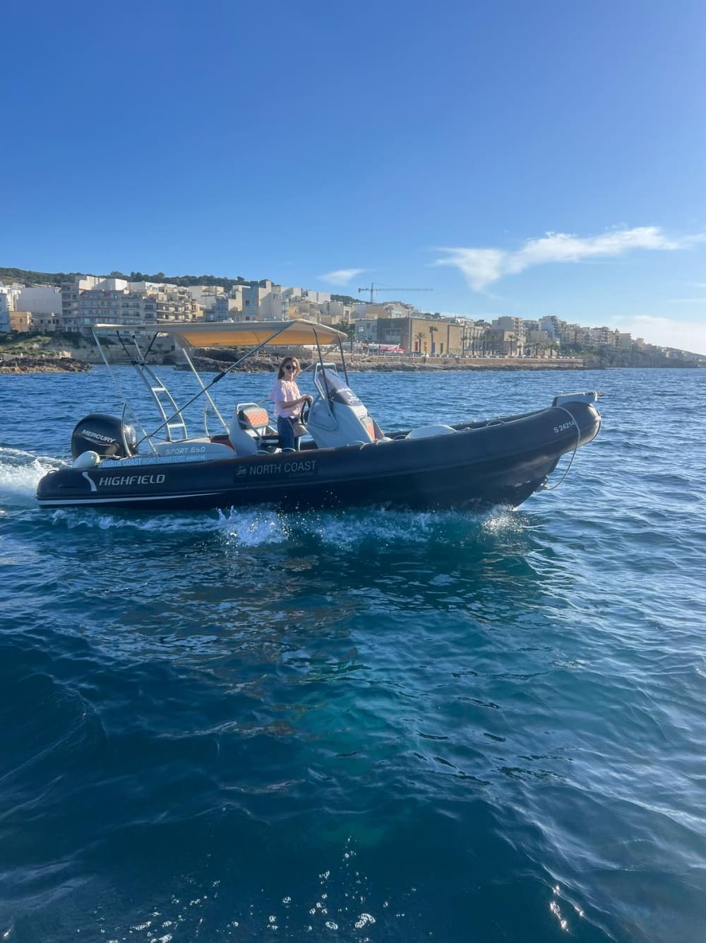 Paseo en barco a Comino al atardecer – Aperitivo en la hora dorada