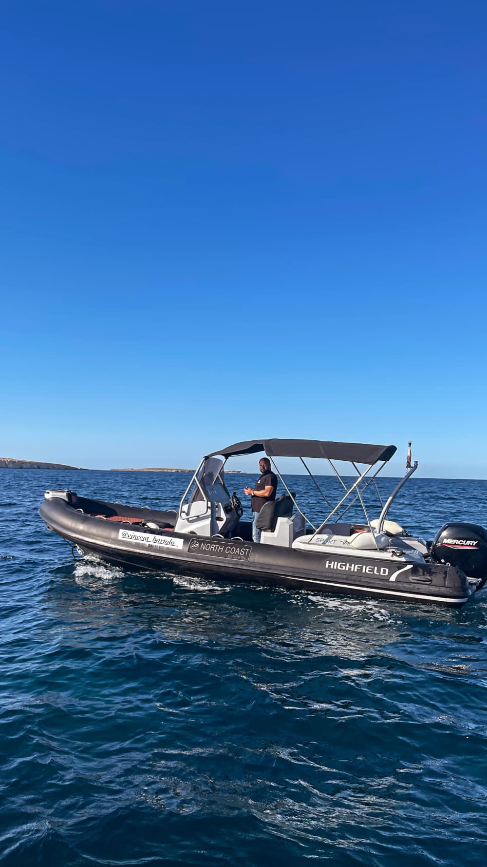 Paseo en barco a Comino al atardecer – Aperitivo en la hora dorada