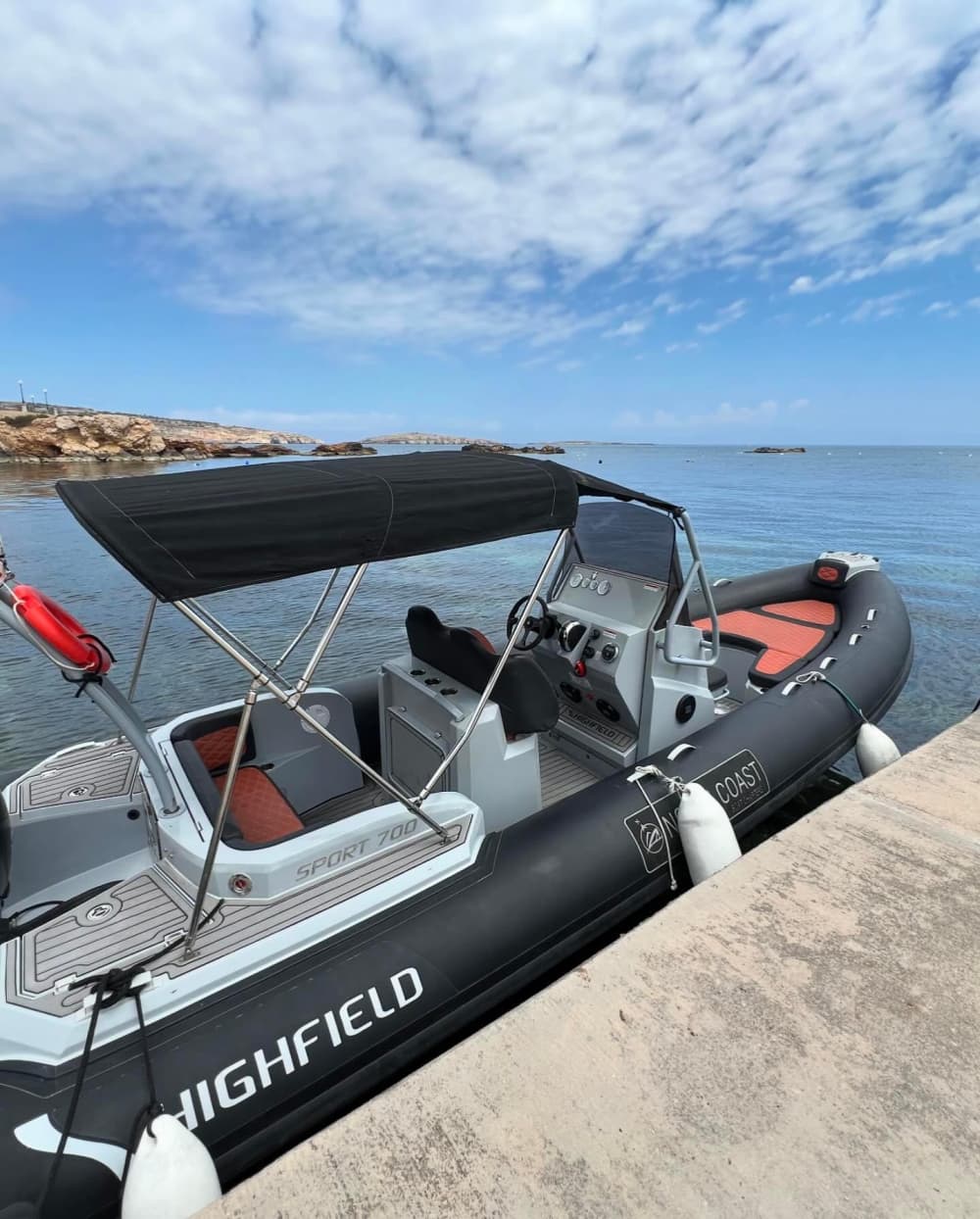 Paseo en barco a Comino al atardecer – Aperitivo en la hora dorada