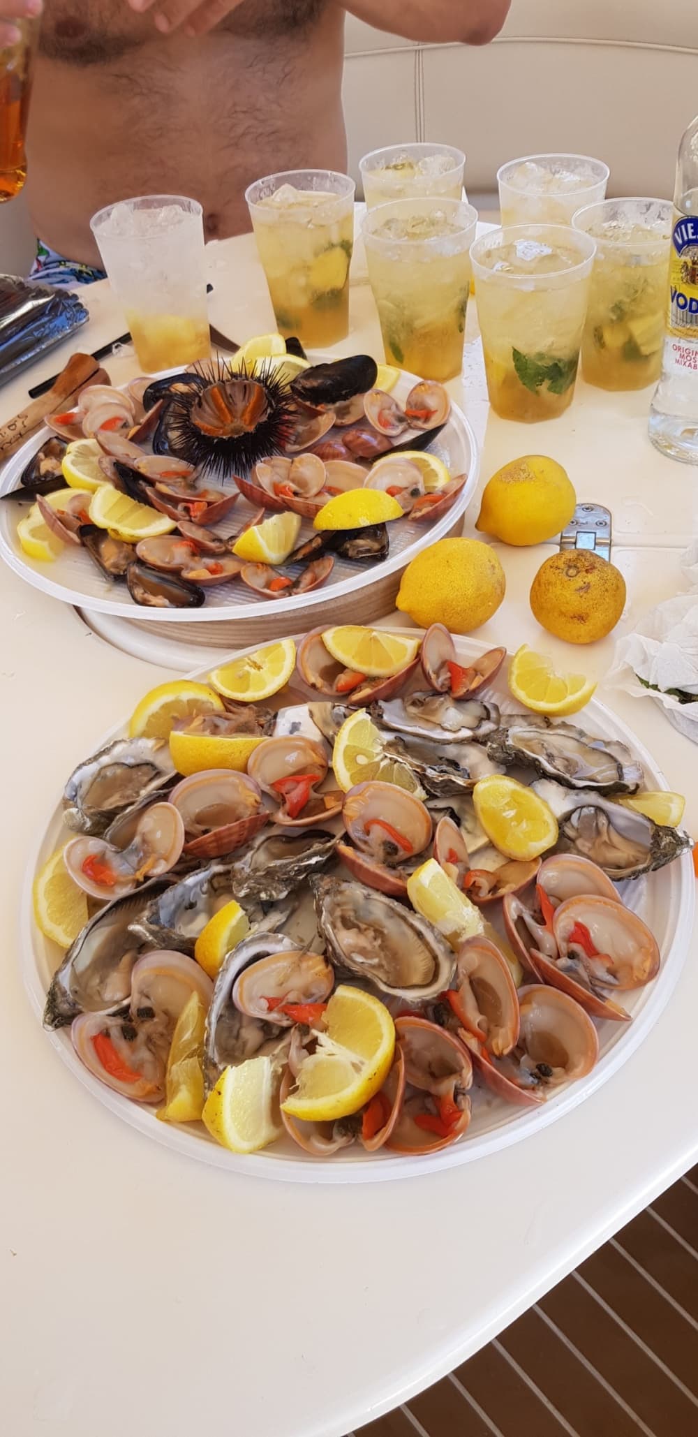 Una giornata alla scoperta di Pescara: puro relax sulle acque cristalline del blu italiano.