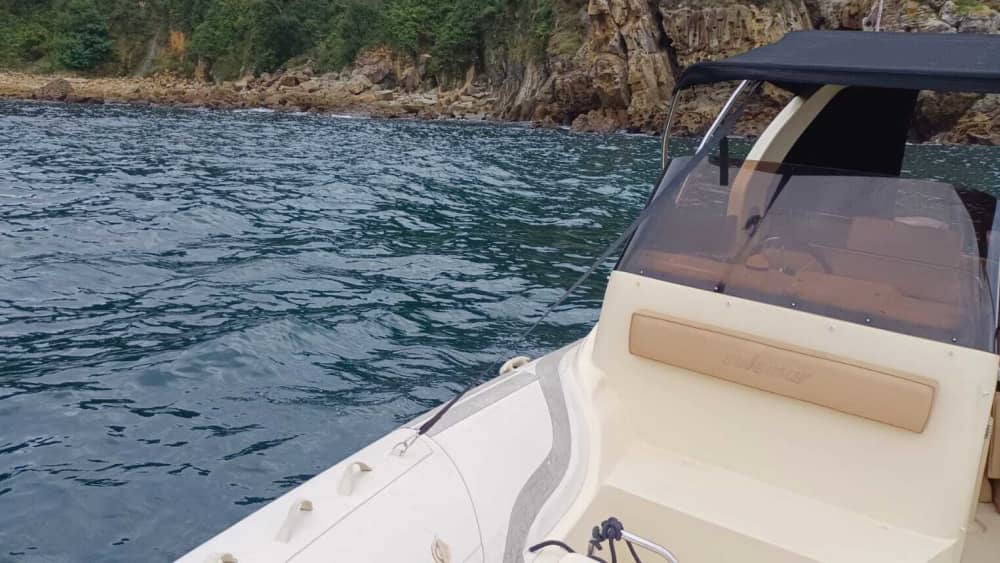 Halvdags båttur i Pasai Donibane med motorbåt