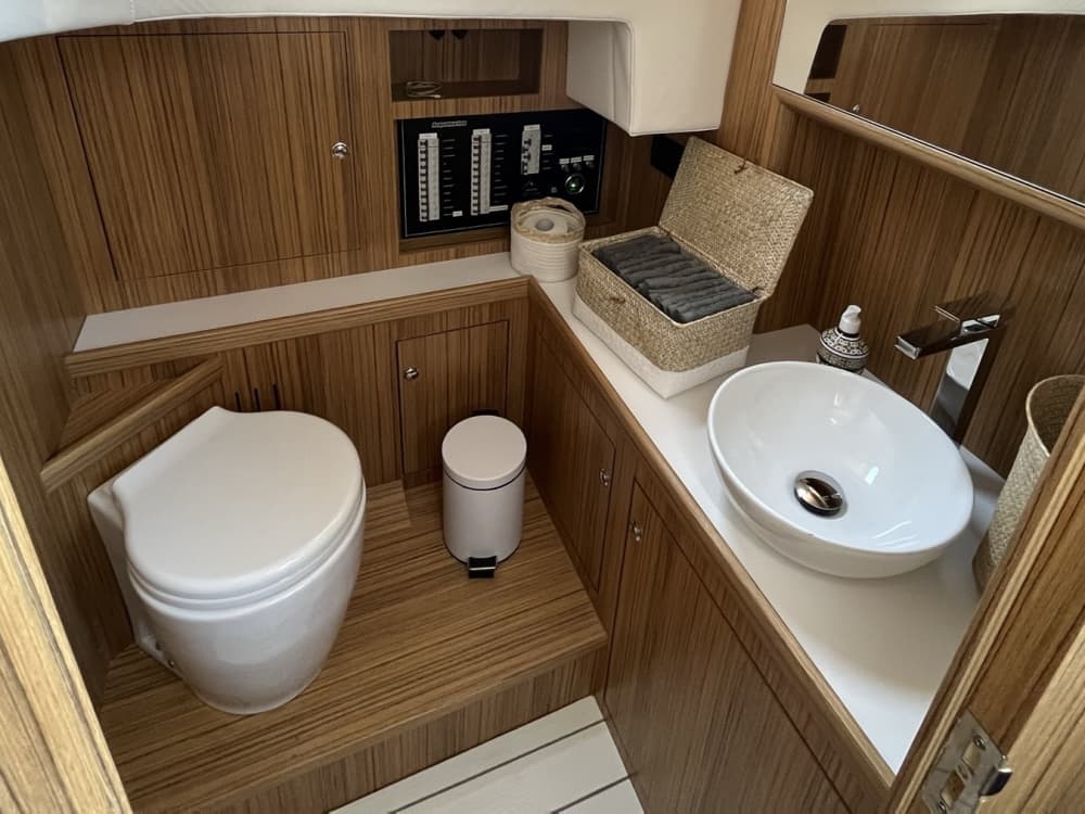 Profitez d'une excursion de 7 heures en bateau à moteur pour explorer Pantelleria.
