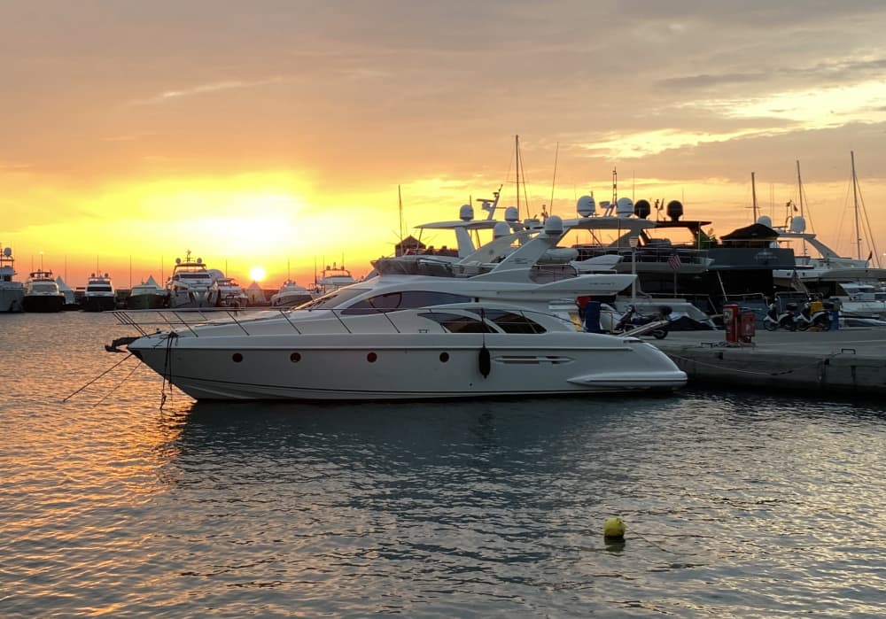 Круиз на полдня в Каллифею, Энтони Куинн и пещеры Трауну