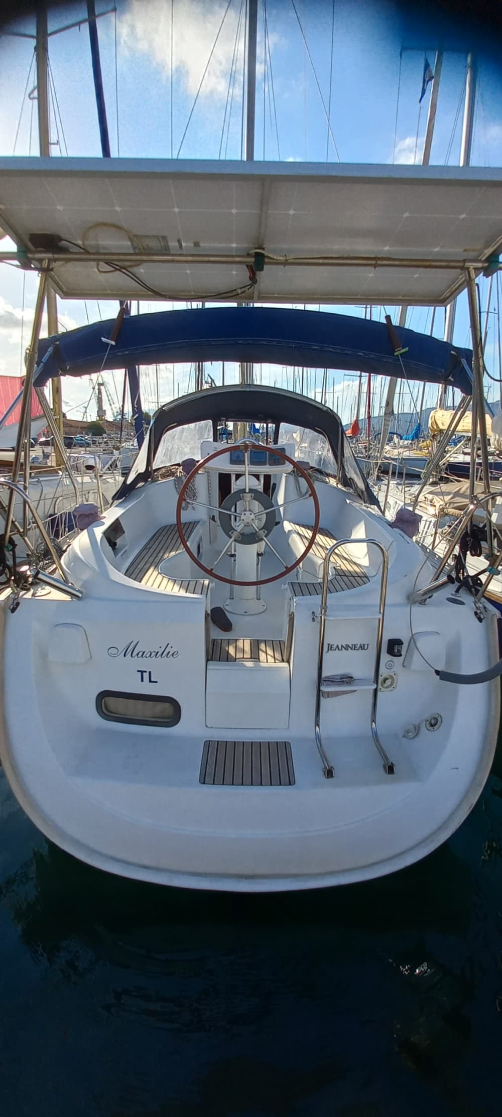 Goditi una giornata in mare a Tolone a bordo di una barca a vela.