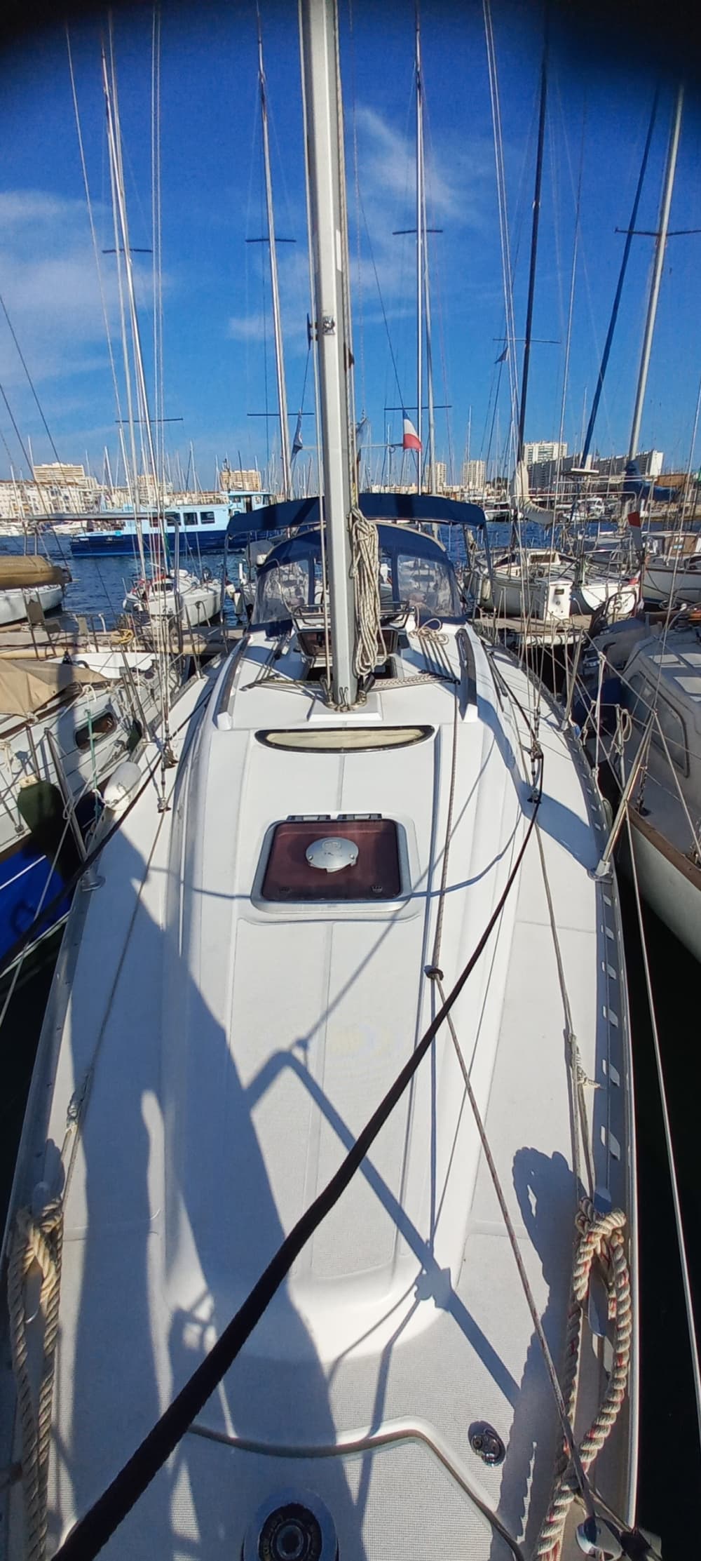 Goditi una giornata in mare a Tolone a bordo di una barca a vela.