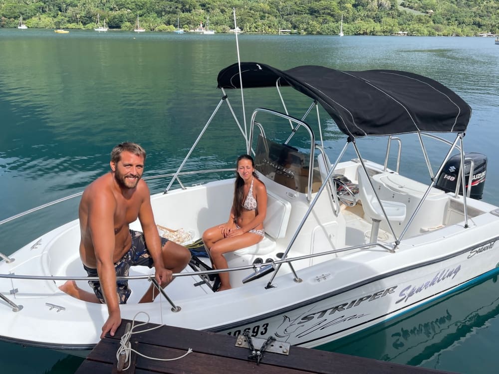 Noleggio di motoscafo per l'intera giornata a Paopao