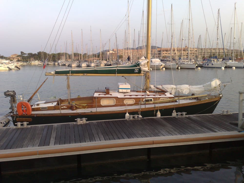El ritmo de Honfleur: Momentos inolvidables en un velero.